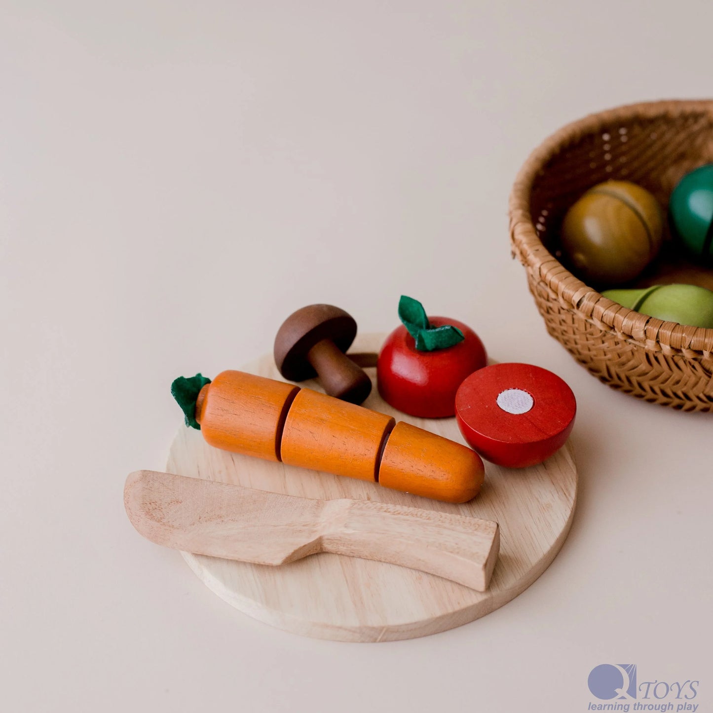 Chef’s Wooden Fruit Cutting Basket